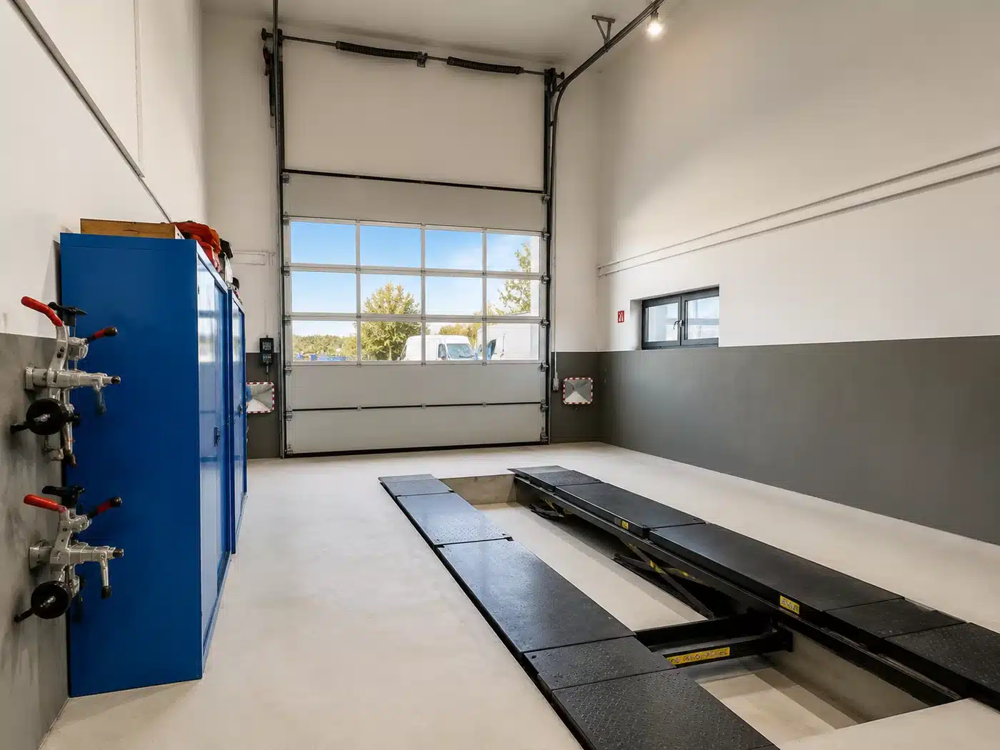 Werkstattplatz mit Hebebühne bei TEKO Autotechnik in Bad Münder