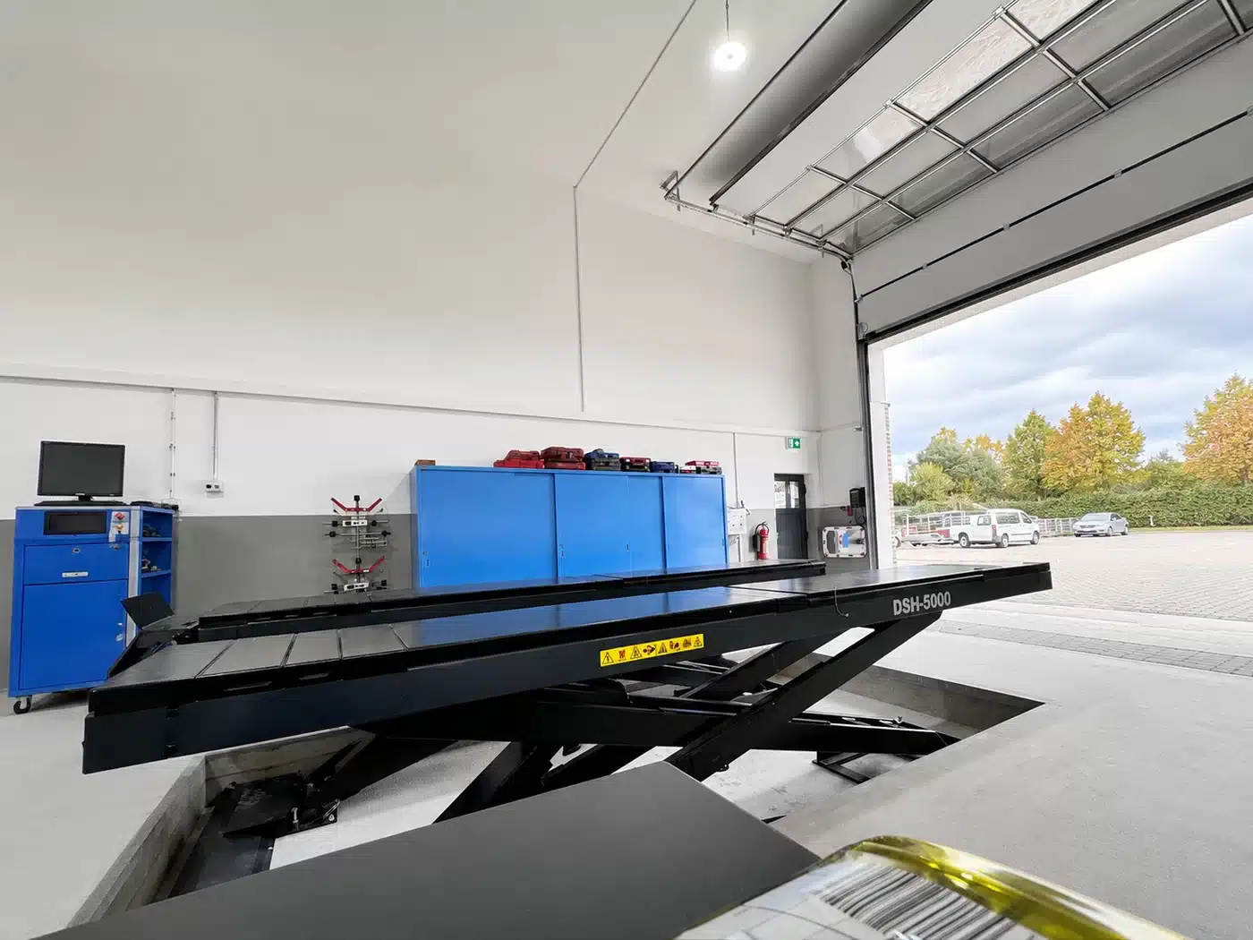 Hebebühne und Prüfplatz in der Werkstatthalle von TEKO Autotechnik in Bad Münder